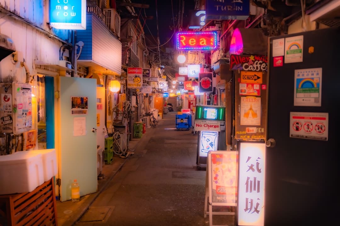 具俊晔现身大S墓地 坐旁边为其修图 深情守护引发感动